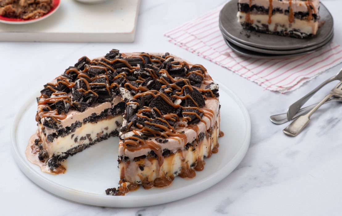Layered Ice Cream Cake cookies and caramel sauce