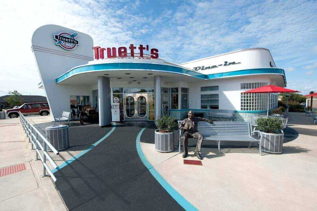 Front outside view of Truett's Grill